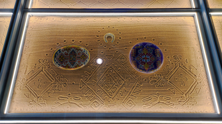 Орнаментированная песочная композиция с украшениями