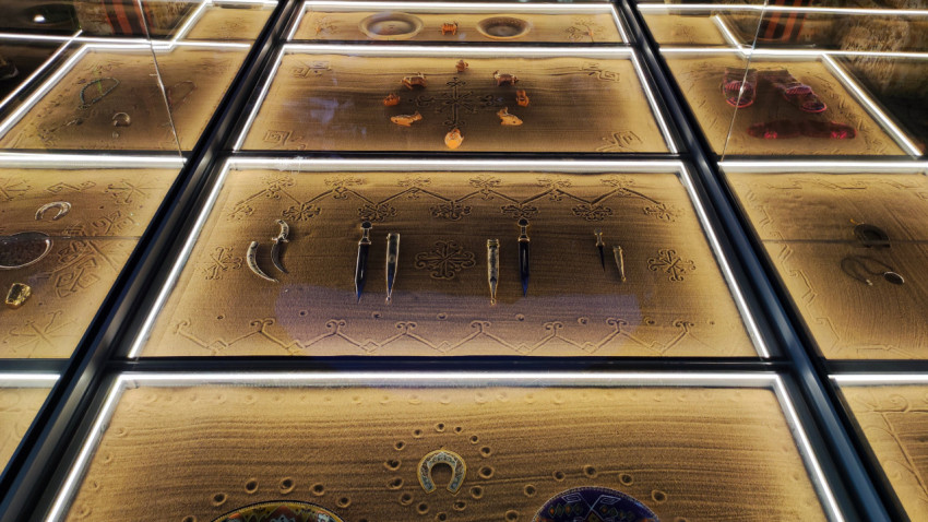 Экспозиционные витрины с ножами и украшениями на песочной основе