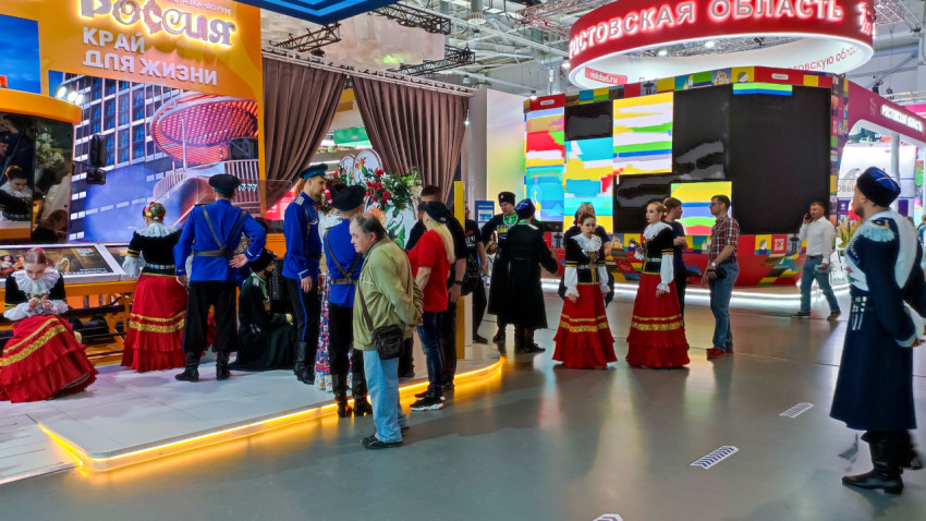 Посетители у стенда Ставрополья и Ростовской области