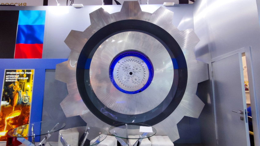 Декоративная шестерня как элемент промышленной экспозиции