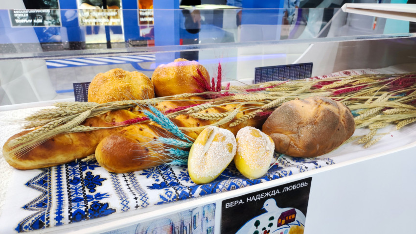 Хлебобулочные изделия и колосья пшеницы в экспозиции региона