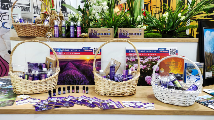 Экспозиция крымской продукции и растительного декора