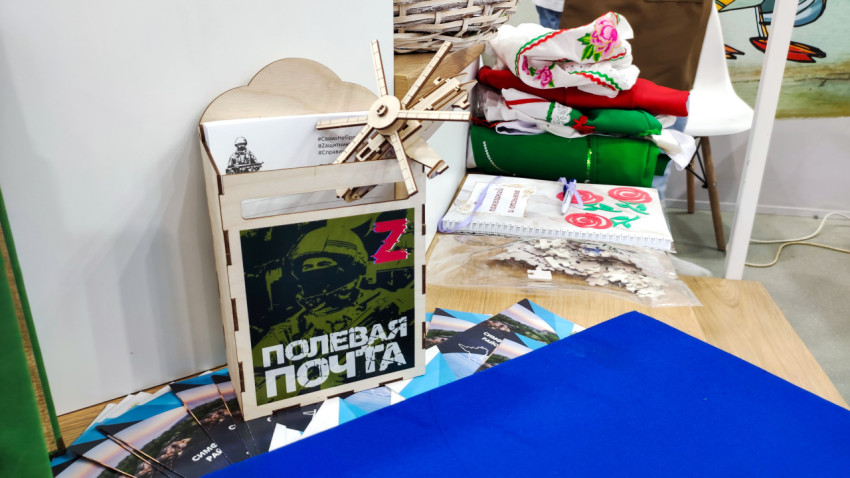 Макет полевой почты и тематические предметы на стенде