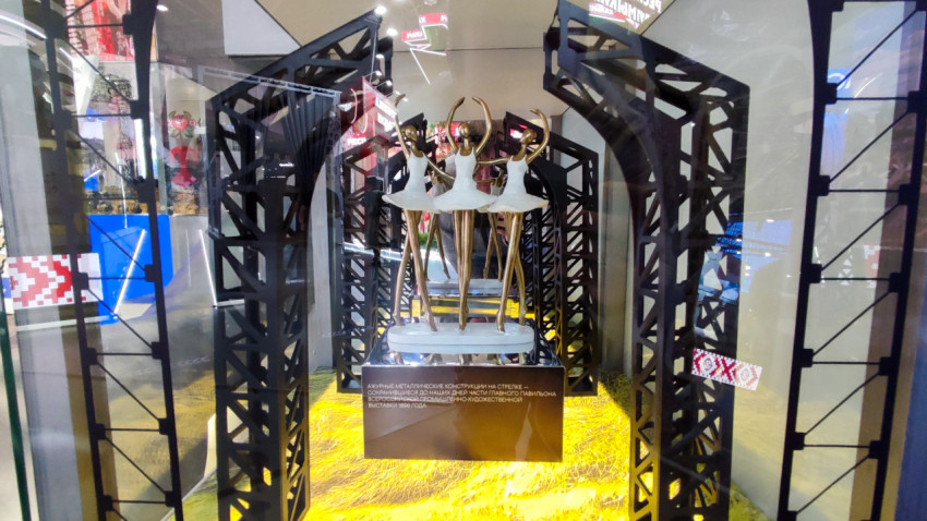 Инсталляция с фигурами танцовщиц в металлической архитектурной конструкции