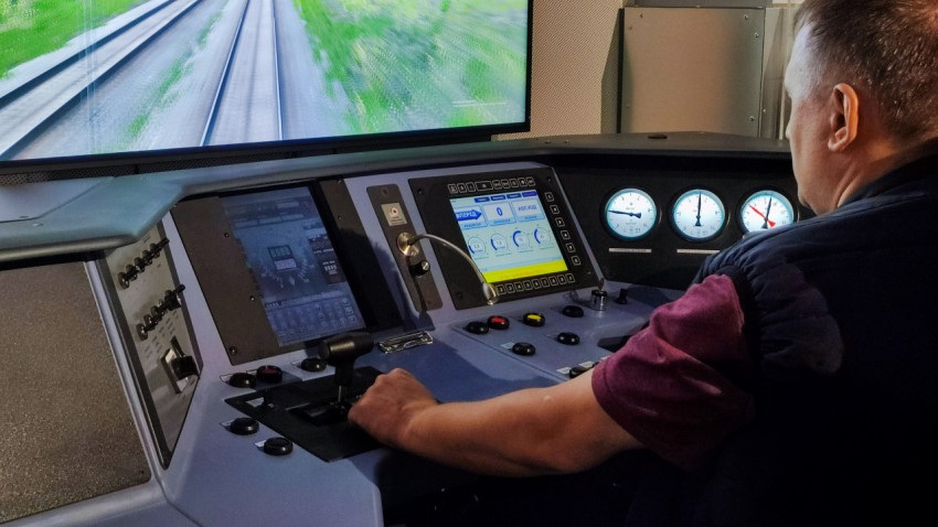 Пульт управления тренажёра машиниста с виртуальной железнодорожной трассой