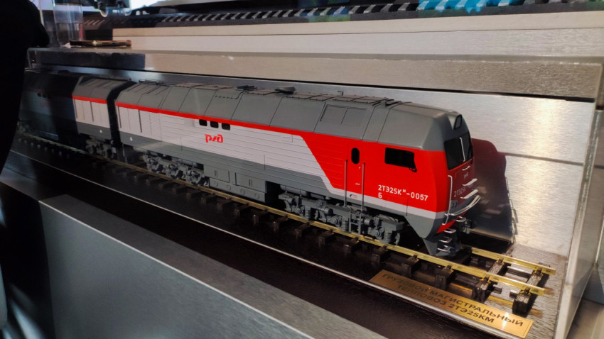 Модель грузового тепловоза РЖД на выставочном стенде