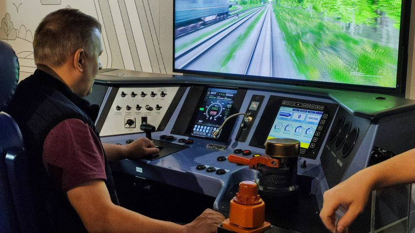 Пульт и приборы тренажёра машиниста с виртуальной кабиной