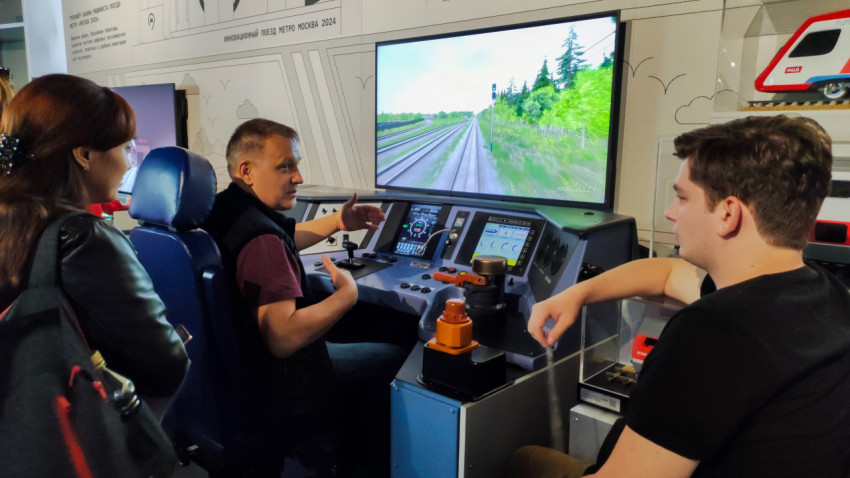 Тренажёр машиниста с участием посетителей на экспозиции РЖД