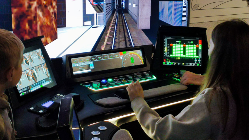 Пульт управления тренажёра метро с цифровыми экранами