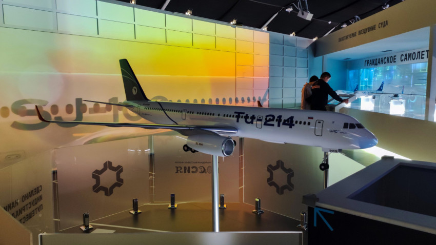 Стенд с моделью самолёта Ту-214 в разделе гражданской авиации