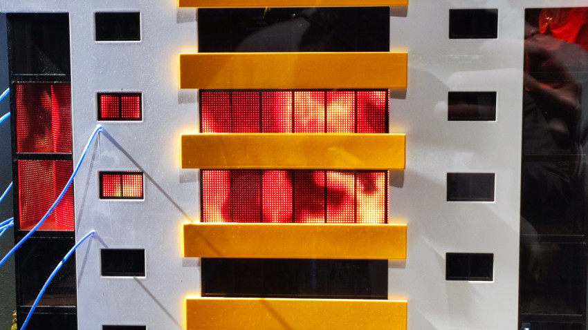 Световая имитация пожара в окнах макета многоэтажного дома