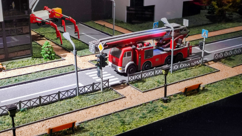 Пожарная автолестница и техника в макете жилого квартала