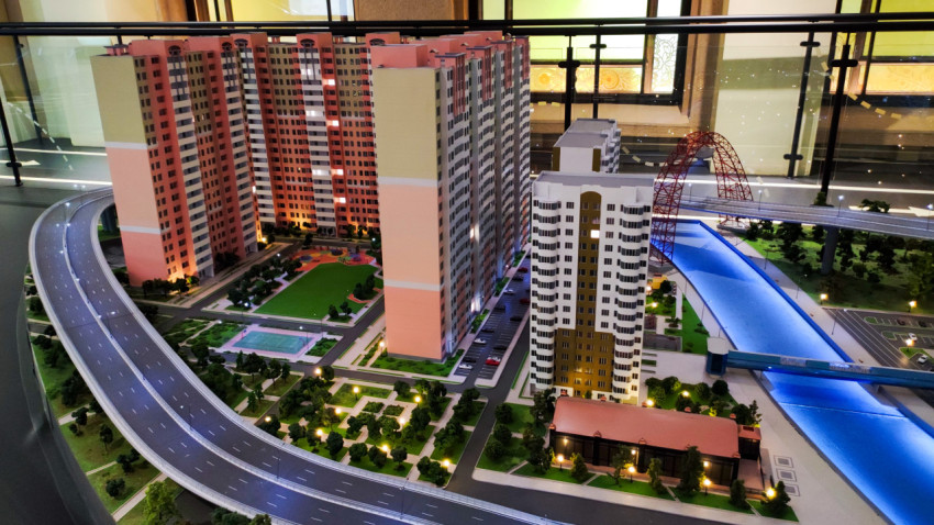 Макет жилого квартала Москвы с высотными домами и набережной