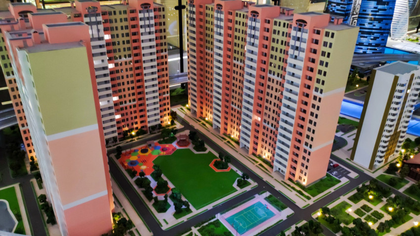 Макет жилых домов с дворовым пространством и спортивной площадкой