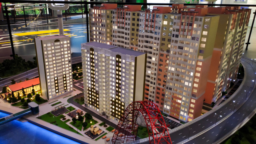 Макет жилого квартала с высотными домами и транспортной эстакадой