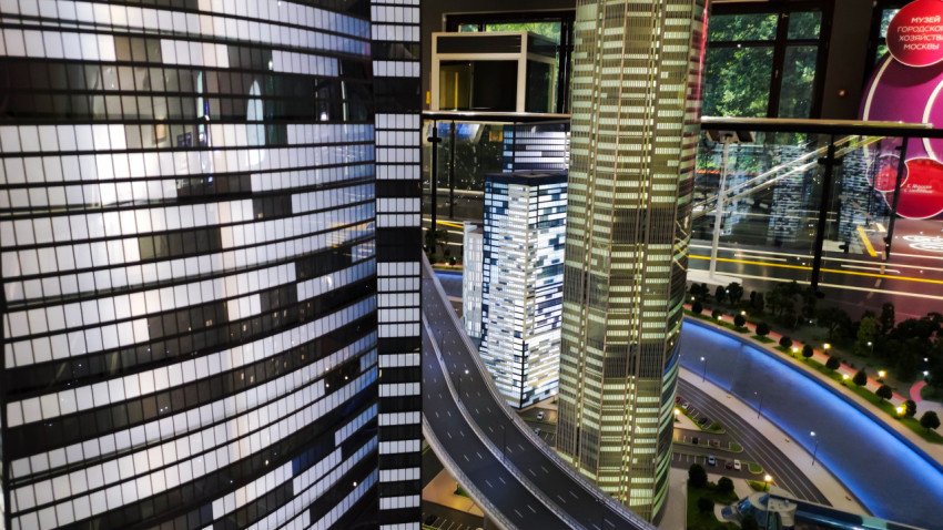 Макет делового района с высотными зданиями и магистралью