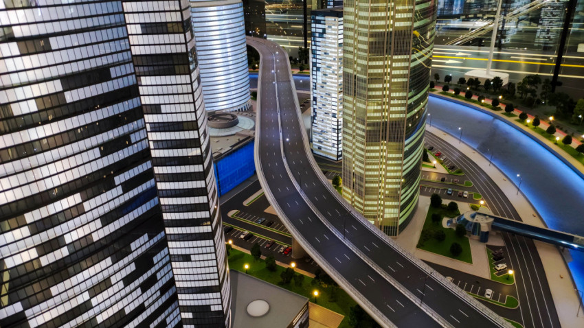 Многоуровневая транспортная развязка между высотными зданиями на макете