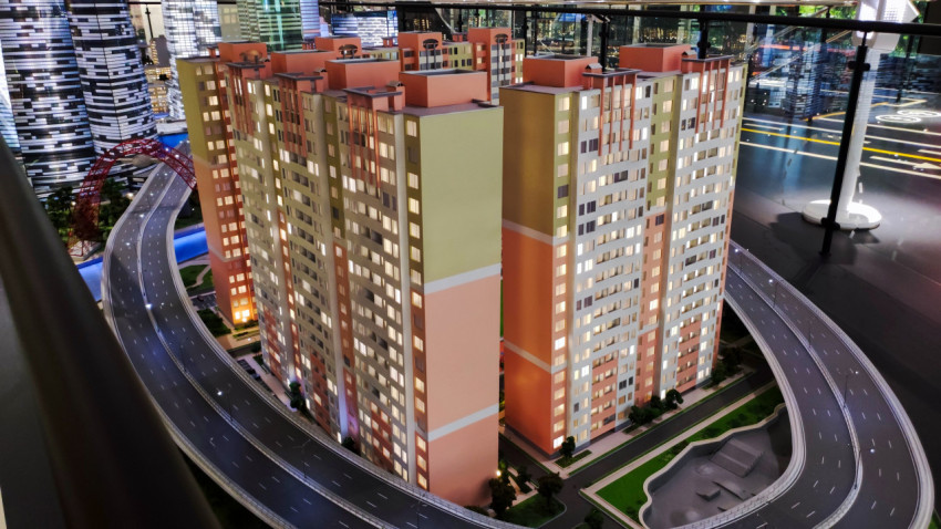 Макет многоэтажных жилых домов в городской застройке