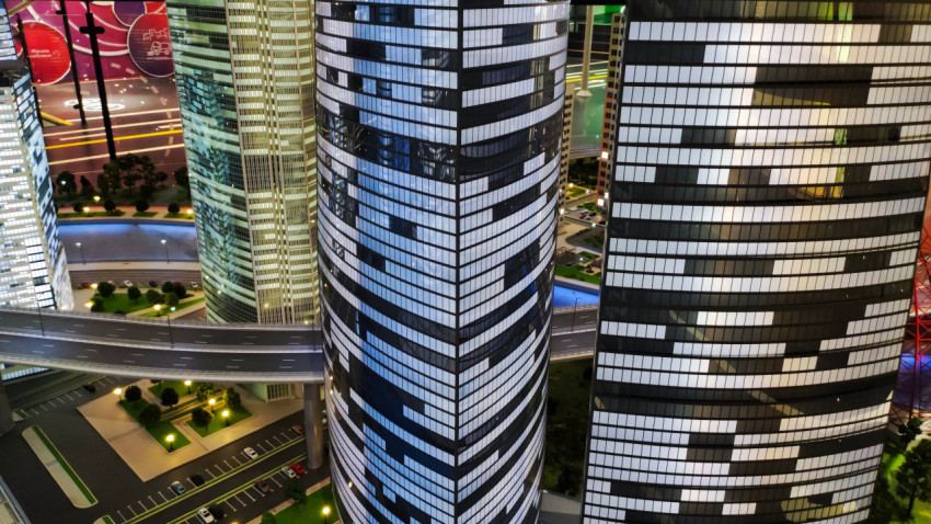 Высотные здания со стеклянными фасадами на городском макете