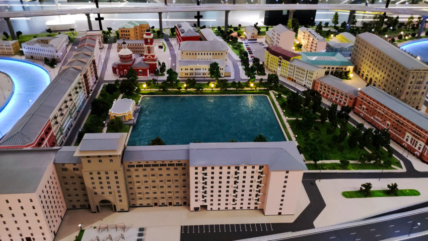 Исторический квартал на макете Москвы с водоёмом