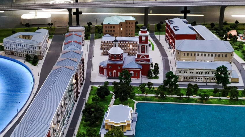 Квартал с храмом на двухуровневом макете Москвы