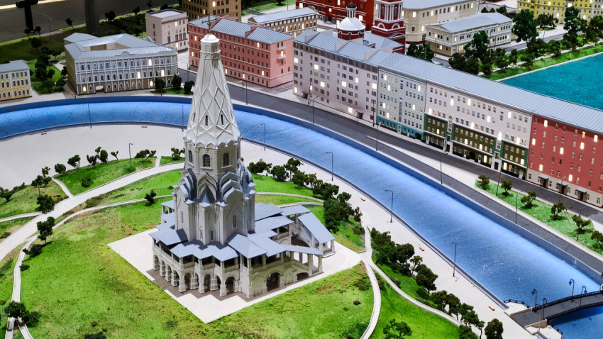 Фрагмент макета Москвы с набережной и исторической жилой застройкой