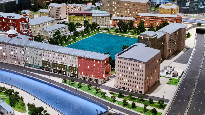 Макет городского квартала с водоёмом и общественными пространствами