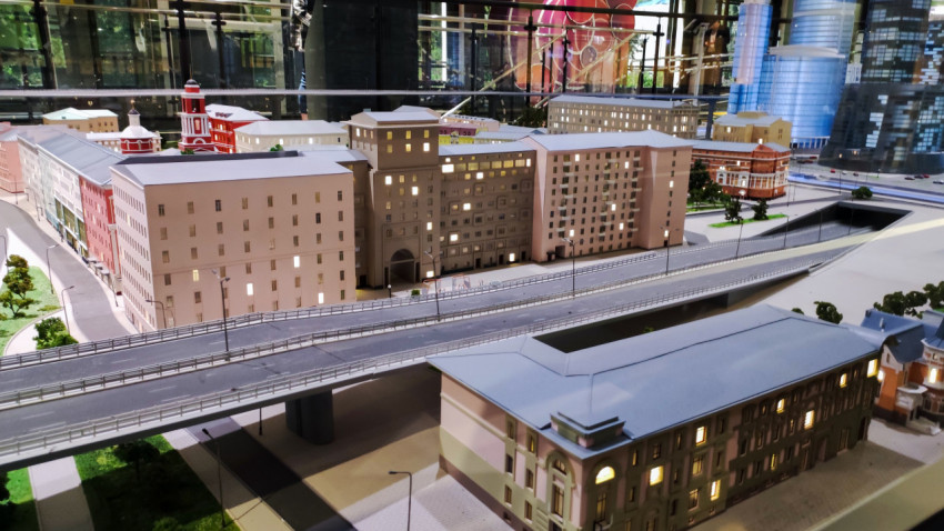 Макет городской улицы с мостом и застройкой