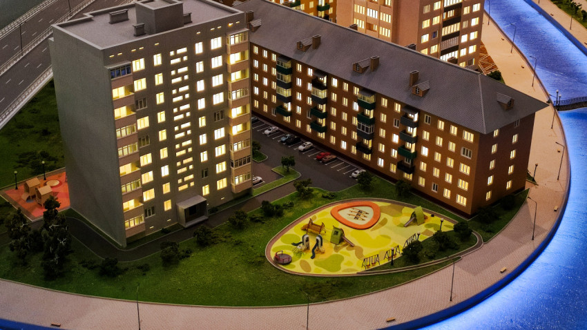 Макет жилой застройки с рекой и детской площадкой