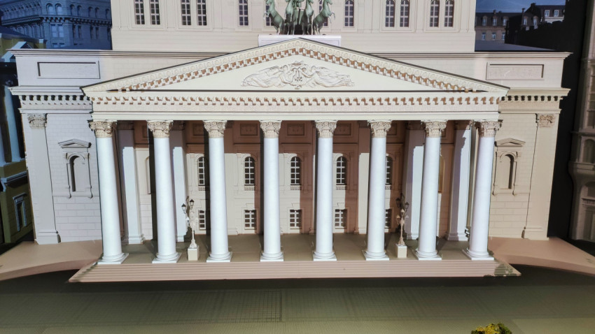 Макет фасада Большого театра Москвы