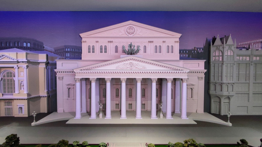 Макет Большого театра с архитектурной подсветкой