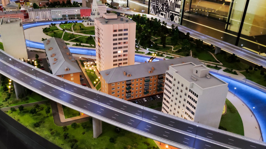 Фрагмент макета городской застройки с эстакадой в музее