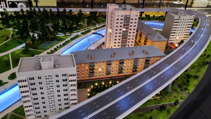 Макет городской застройки с каналом и жилыми домами