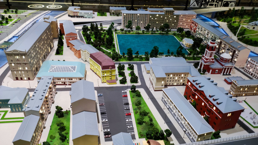 Макет городского квартала с прудом и жилой застройкой