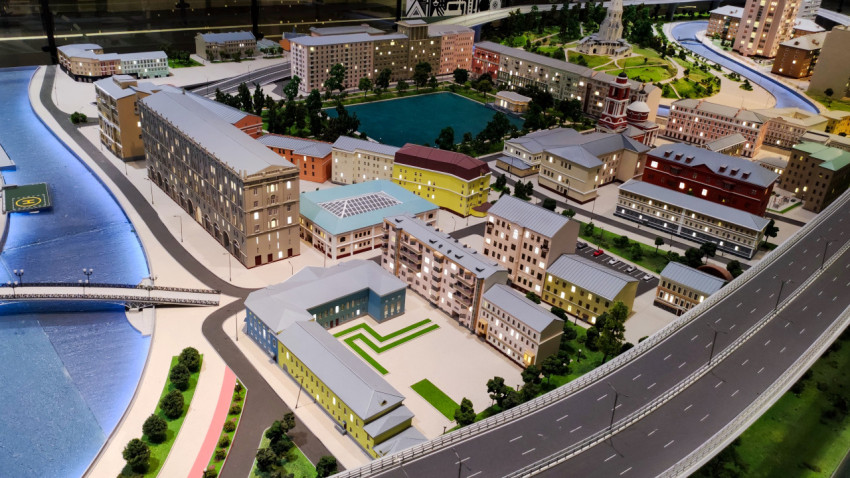 Панорама квартальной застройки у набережной на макете