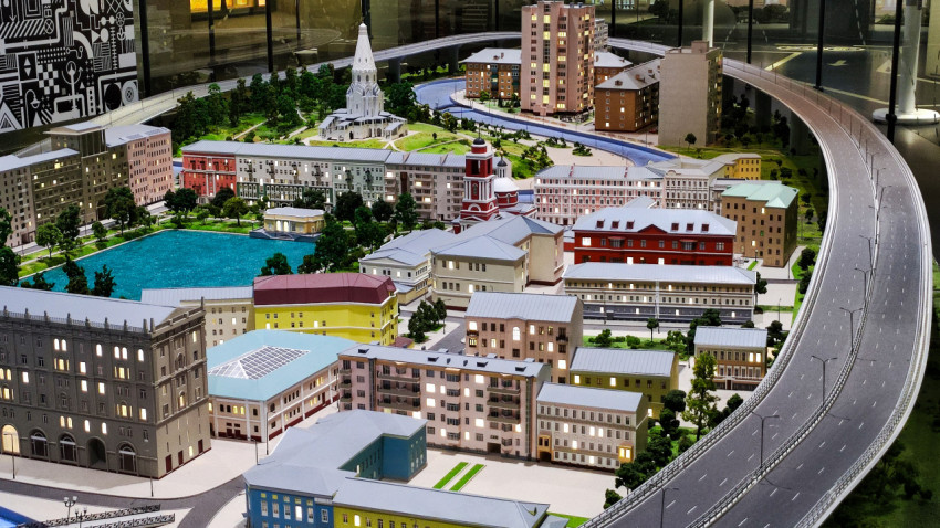 Макет жилого района с храмом и прудом