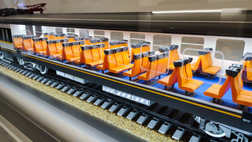 Макет пассажирского вагона с открытым интерьером