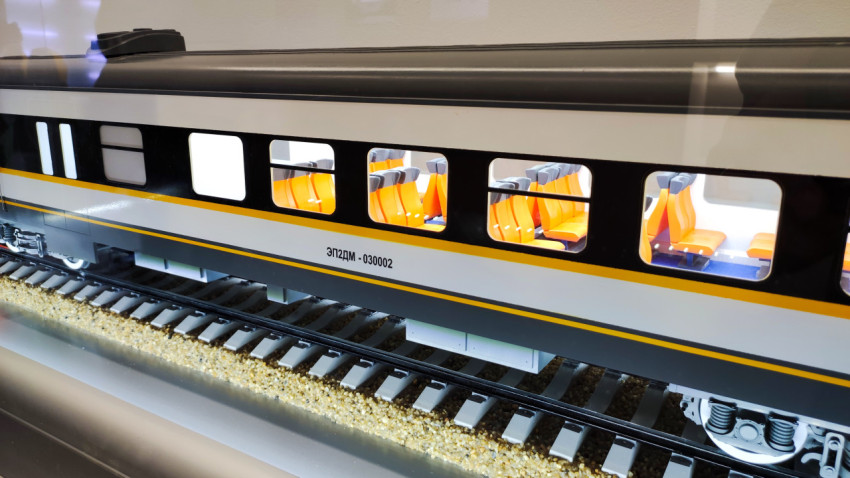 Макет пассажирского железнодорожного вагона в витрине