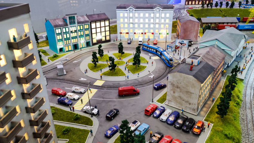 Городской макет с трамвайной развязкой и железнодорожной зоной