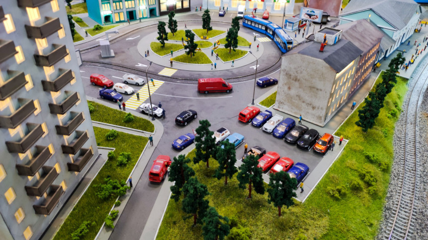 Придомовая парковка и жилая многоэтажка на городском макете