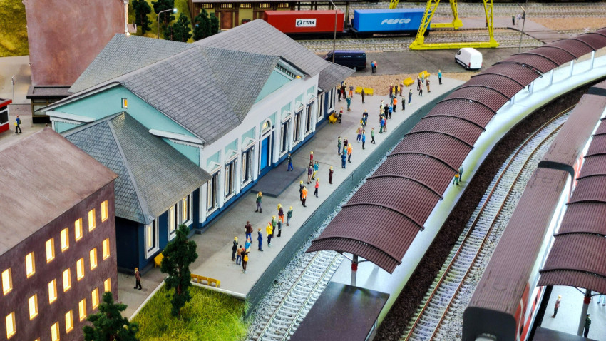 Макет железнодорожной станции с платформой, поездом и контейнерной площадкой