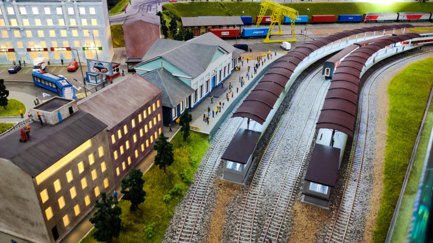 Макет железнодорожной станции с платформами и поездом