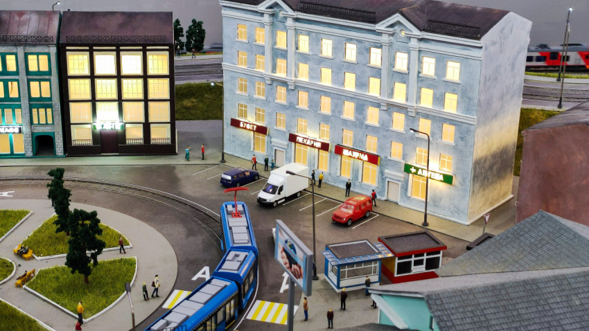 Макет городской улицы с трамваем и торговыми вывесками