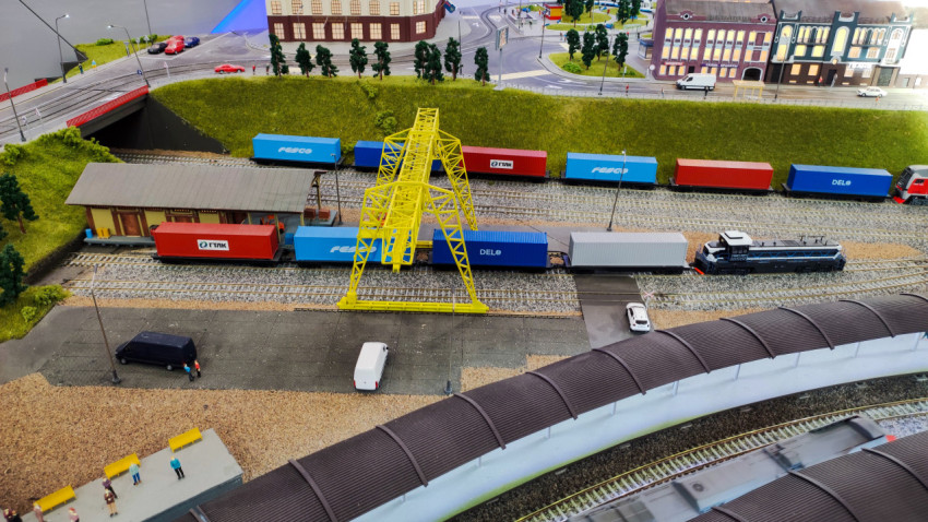 Макет контейнерного терминала с портальным краном и локомотивом
