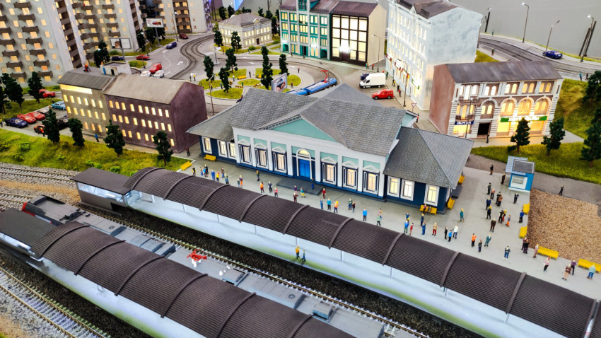 Макет железнодорожной платформы у здания станции