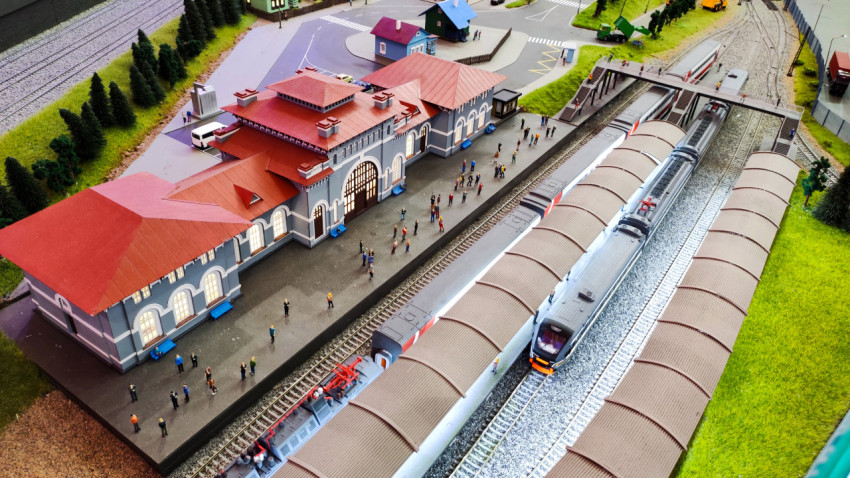 Макет вокзала с пассажирскими поездами и пешеходным мостом