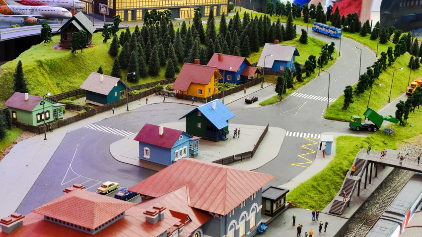Макет пригородной застройки с автомобильными дорогами и железной дорогой