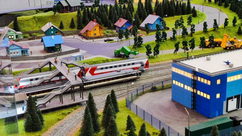 Железнодорожный узел с пассажирским поездом и промышленной зоной