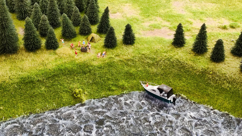 Макет речного берега с лодкой и зоной отдыха