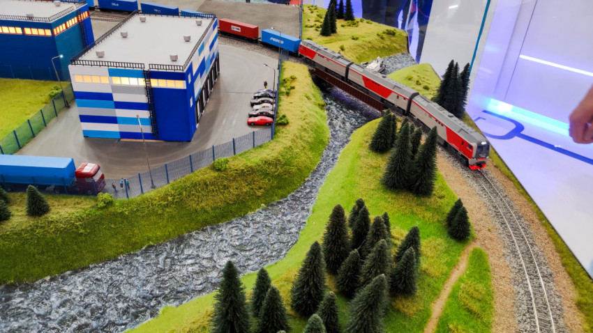 Участок железной дороги через природный ландшафт с рекой